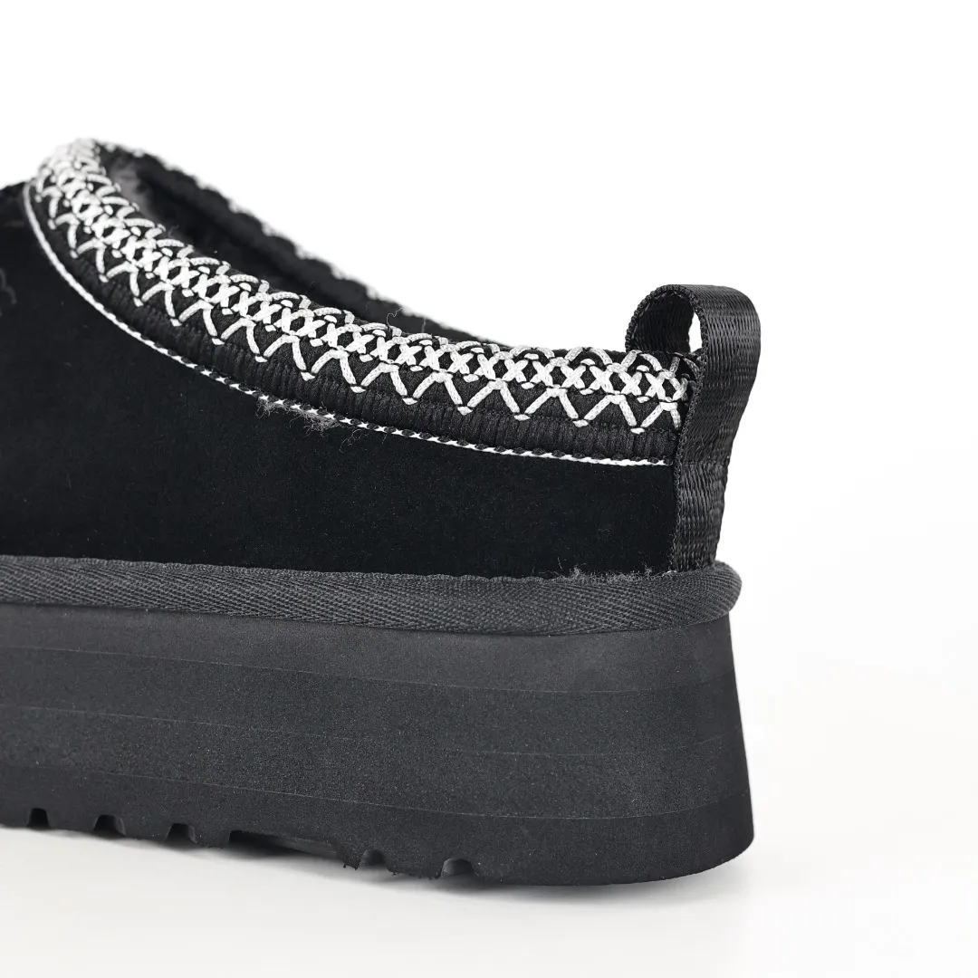 Copy price 💰560 Core recommendation of good price 5cm thick sole, independently developed original outsole, cashmere insole, keeping warm in winter, suitable for home use. In the new year, uug launched a style series, which is partially geared towards the preferences of young consumers. It has also moved to the forefront of fashion trends. Shoe body material, water-repellent coated suede upper, 17 mm UGGPURE™ implanted wool insole, lightweight non-slip and comfortable rubber outsole, with brand LOGO and trademark, with full package Size: 35 36 37 38 39 40